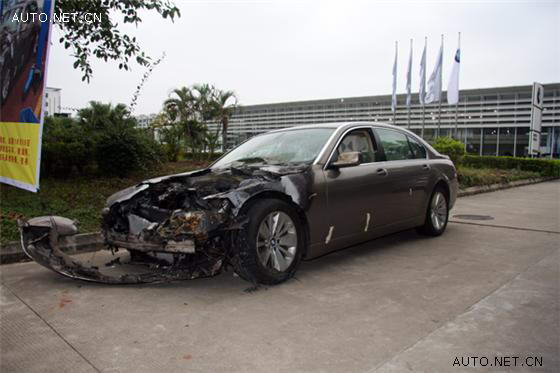 进口宝马730行驶中自燃 <wbr>车主4s店前拉横幅维权 天涯汽车网 进口宝马730自燃 店前拉横幅 车主讨说法